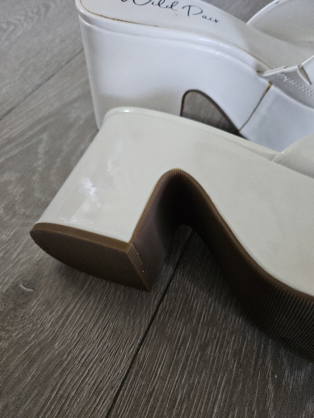 WILD PAIR Glossy White Platform Slide Heels - Picture 3 of 6